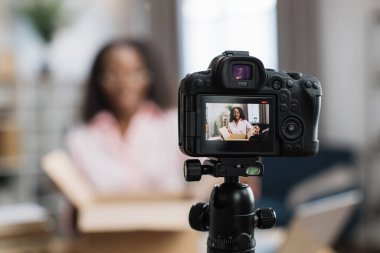 Afrikalı Amerikalı bir kadın paketleri açıyor ve video kaydediyor.