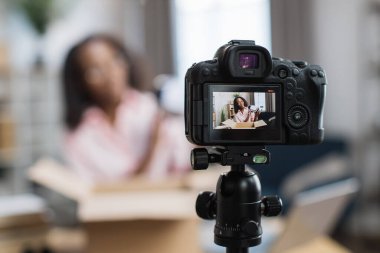 VR gözlüklerini açarken video çeken Afrikalı kadın