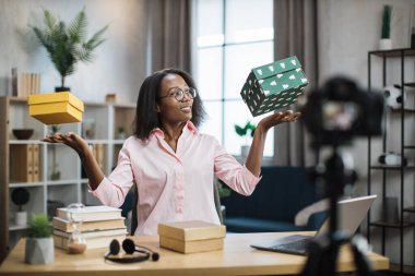 Canlı yayın sırasında hediye kutularını açan kadın blogcu