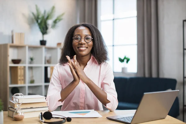Afrikaanse vrouwelijke leraar zitten aan bureau met laptop en boeken — Stockfoto