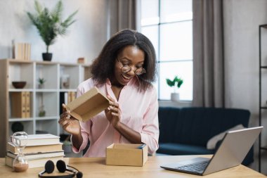 Yeni akıllı telefonuyla paketi açan sürpriz kadın.