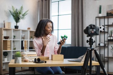 Akıllı telefonları açarken canlı yayın yapan Afrikalı kadın