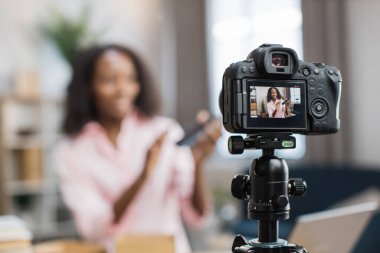 Yeni akıllı telefonu açarken video blogu kaydeden kadın