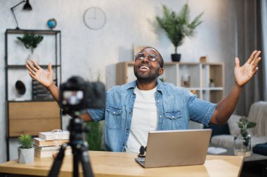Video kaydetmek için laptop ve kamera kullanan Freelancer
