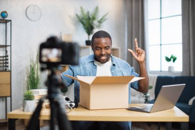 Kutuyu açarken video kaydeden Afrikalı adam