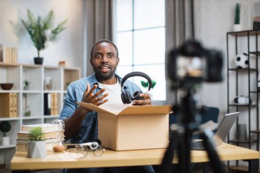 Adam kulaklıkla kutu açarken video kaydediyor