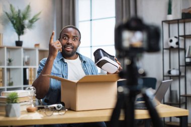 Afrikalı adam VR gözlüklerini test ederken video kaydediyor