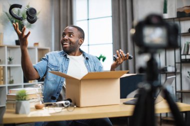 Oyun kolu ve kulaklıkları açan adam videosu kaydediyor.