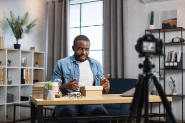 Afrikalı adam boks yaparken video kaydediyor