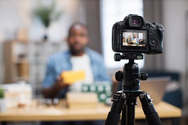 Evde hediye kutularını açarken video çeken blogcu