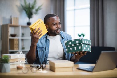 Erkek etkili hediyeleri açarken canlı yayın yapıyor