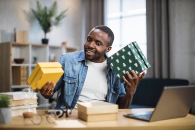 Erkek etkili hediyeleri açarken canlı yayın yapıyor
