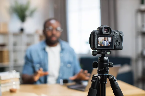 Afrikansk kille spelar in ny video blogg på digitalkamera — Stockfoto