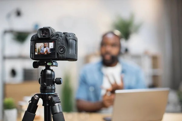 Африканский американец в наушниках записывает видео на камеру — стоковое фото