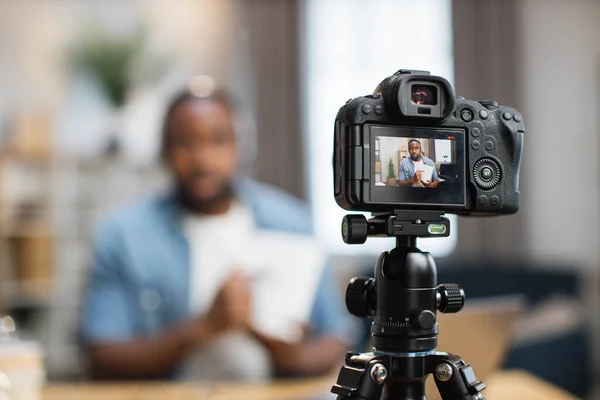 Крупный план цифровой камеры с африканским блогером на экране — стоковое фото