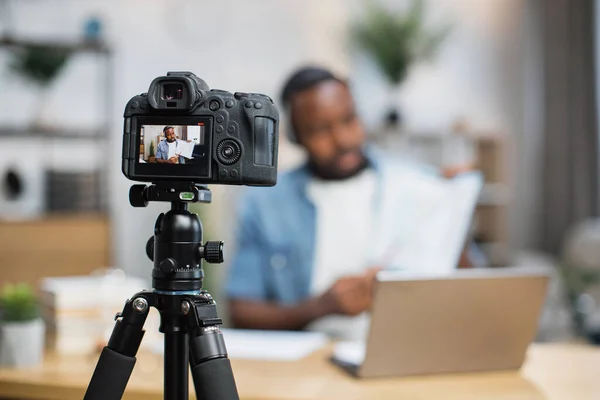 Africano homem em fone de ouvido tendo conferência on-line de casa — Fotografia de Stock