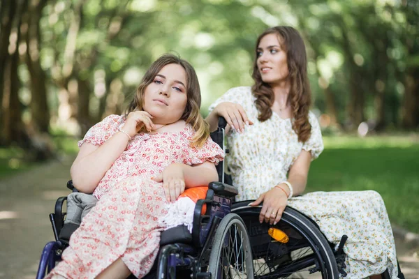 Yaz parkında poz veren engelli hoş kadınlar.