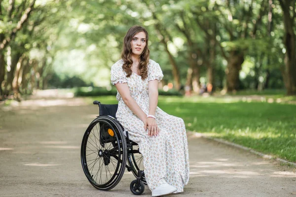 Lächelnde Frau mit Behinderung posiert im Park — Stockfoto