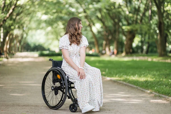 Glückliche Frau mit Behinderung verbringt Zeit im Sommerpark — Stockfoto