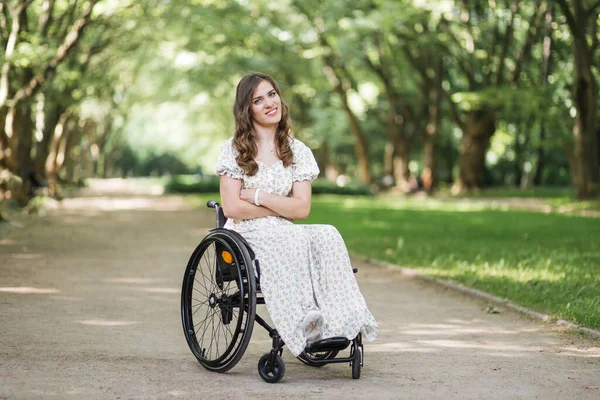 Θετική γυναίκα σε αναπηρική καρέκλα ποζάρει στο πάρκο — Φωτογραφία Αρχείου