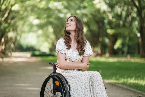 Attraktive Frau mit Behinderung schaut sich im Park um — Stockfoto