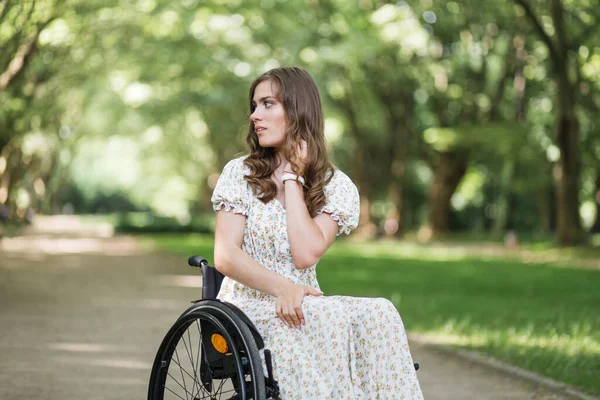 Ελκυστική γυναίκα με αναπηρία κοιτάζοντας γύρω στο πάρκο — Φωτογραφία Αρχείου