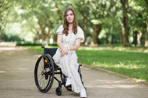 Γυναίκα με σωματική αναπηρία περνάει χρόνο στο πάρκο — Φωτογραφία Αρχείου