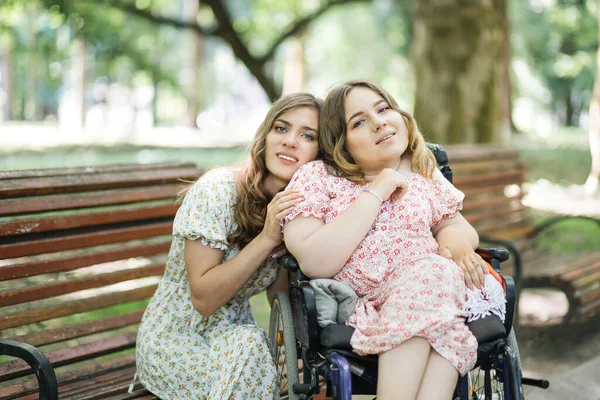 Γυναίκα σε αναπηρική καρέκλα απολαμβάνει το χρόνο με το φίλο της στο πάρκο — Φωτογραφία Αρχείου