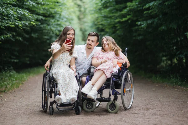 Man and disabled women taking selfie on mobile — Stockfoto