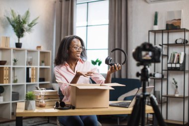 Kutuları açarken video kaydeden Afrikalı kadın