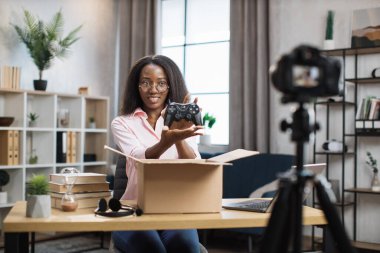 Pozitif kadın kablosuz joystick ile paketi açıyor