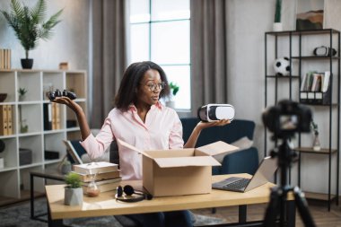 Kutu açılırken Afrikalı blogcu video kaydediyor