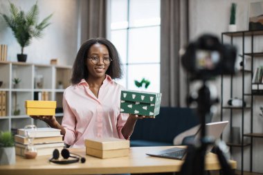 Afrikalı kadın sunumları açarken video çekiyor
