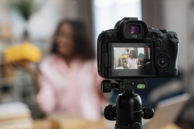 Kadın blogcu sunumları açıyor ve video kaydediyor
