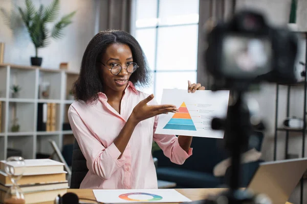 Femme agréable utilisant un appareil photo numérique pour le travail à distance — Photo