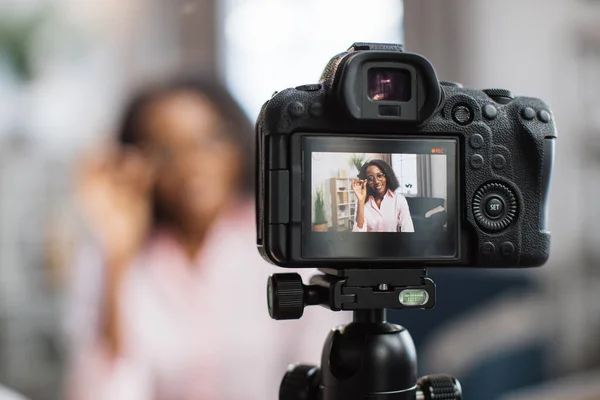 Африканская женщина использует видеокамеру для прямой трансляции — стоковое фото
