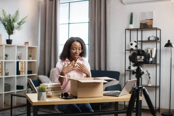 Paketleri açarken canlı yayın yapan Afrikalı kadın
