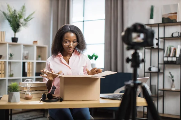Paketleri açarken canlı yayın yapan Afrikalı kadın