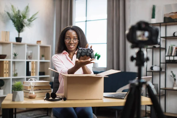 Pozitif kadın kablosuz joystick ile paketi açıyor