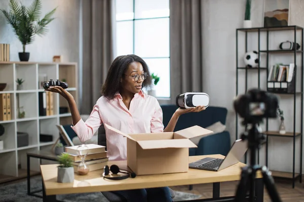 Kutu açılırken Afrikalı blogcu video kaydediyor