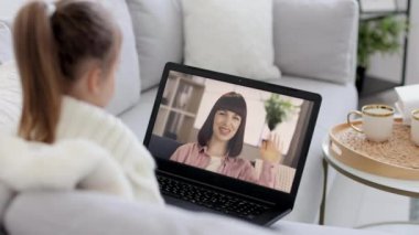 Mutlu bir anne ve küçük bir kız çocuğu video aracılığıyla konuşuyorlar..