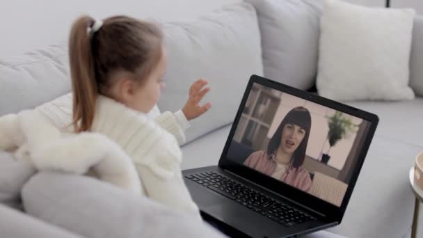 Mutlu bir anne ve küçük bir kız çocuğu video aracılığıyla konuşuyorlar.. — Stok video