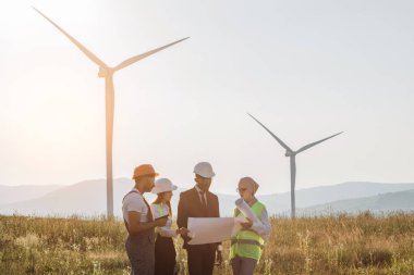 Uluslararası ekip rüzgar türbinlerinin planlarını inceliyor