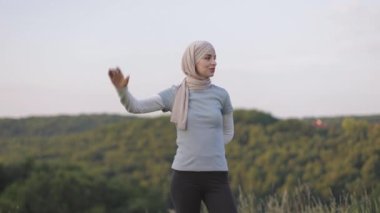 Spor giysiler giyen güzel Müslüman genç bir kadın.