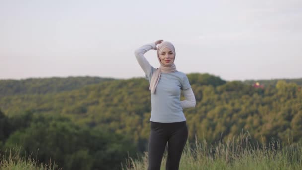 きれいなイスラム教徒の若い女性がスポーツ服を着て — ストック動画