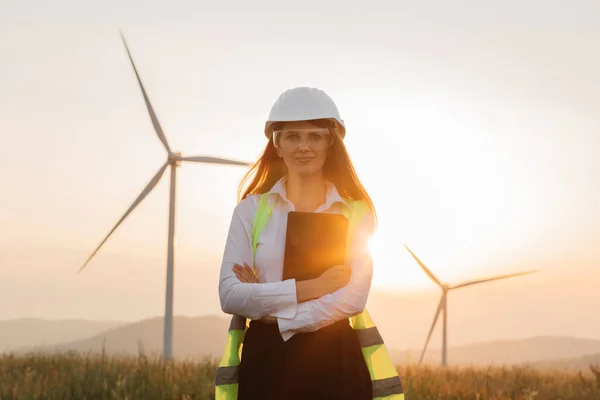 Kobieta w kasku pracująca z tabletem na farmie energii odnawialnej — Zdjęcie stockowe