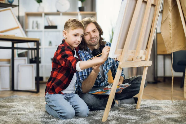 Father with son spending time at home for painting — Foto de Stock