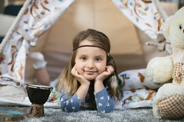 Küçük bayan çocuk evde çadırın içinde yatıyor. — Stok fotoğraf