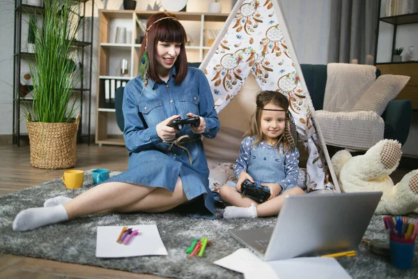 Anne ve kızı dizüstü bilgisayarda oyun oynuyorlar. — Stok fotoğraf