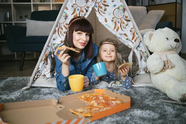 Anne ve kız çay içip, çadır kurup pizza yiyorlar. — Stok fotoğraf